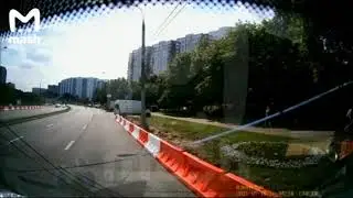 В Москве трактор ковшом разбил автомобиль реанимации