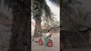 Aishwa lagi sibuk perbaiki sepeda nya ni teman teman😄                        #janganlupasubscribe😉