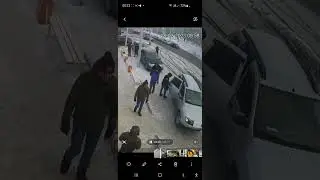 В городе Уфа человек спокойно ходит и брызгает людям  в лицо газовым балончиком.