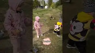 Кормит себя вместо уток🦆и поддакивает #утки #парк