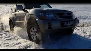 2006 Mitsubishi Pajero snow climb