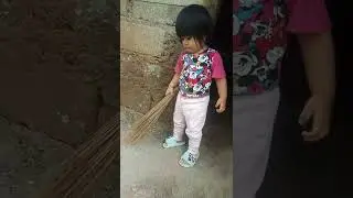 wow ang galing naman ng batang to marunong na mag walis