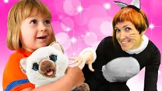 Prendiamoci cura del gattino insieme alla bambina Bianca! Video per bambini e giocattoli per piccoli