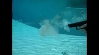 Выстрел из пистолета Glock 22 под водой