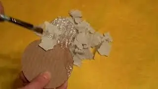 Идеи для детского творчества. Елочная игрушка из гофрокартона.