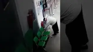Случай в супермаркете, дед продезинфицировал руки с огнетушителя, перепутал маленько, прикол)