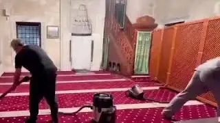 Famous Footballer Mesut Özil cleaning a mosque in Istanbul