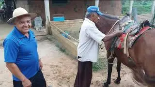 Rodrigo e Ireno montando no Cavalo na casa do Tio Pedro - perto de São Felix do Xingu 27-04-2018