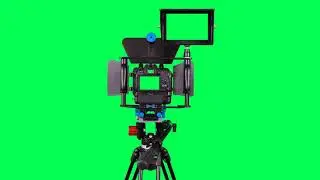 Dslr camera with green screen for video shooting on the tripod with green screen - free use