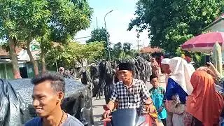 (KARNAVAL) Pawai keagamaan dengan berbagai karakter dan kostum unik