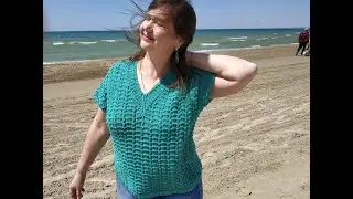 Cute! Emerald top with mesh openwork pattern