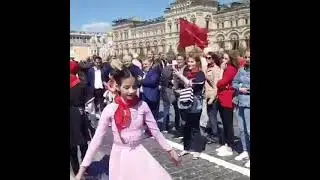 Творческое объединение «Саби» в Москве на Красной площади исполняют танец «Симд».
