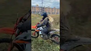 Когда порвались связки на колене, и врач говорит, может не будем сшивать? можно же и спокойно жить)