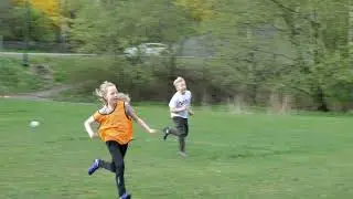 Live løper stafett på fotballtrening  slow motion