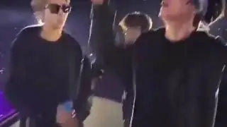 تاي من BTS يصدم الأرمي بفعل أشهر تحدي على التيك توك على المسرح بطريقته الخاصة(تحدي الWoah)