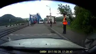 Девушка перебегает пути перед поездом