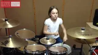 Девочка круто играет на барабанах drum cover System Of A Down   Toxicity by Чешельска Юлия