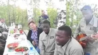 Чернокожие курсанты поют песню "Господа офицеры"