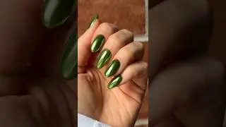 green chrome nails for the holidays?! Yes please. 💚 #nailart #chromenails #naildesign #nailinspo