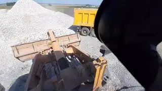 Погрузка щебня фронтальным погрузчиком lonking CDM853