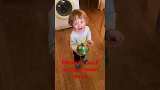 Малыш ловит мячик