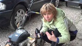 Замена масла в газонокосилке с четырёхтактным двигателем.