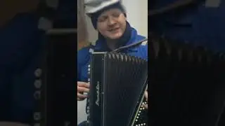 В саду зелёном РОЗА цвела