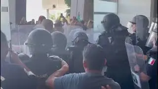 Manifestantes irrumpen en recinto legislativo para frenar aprobación de reforma judicial en BC