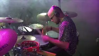 Tocando batería en vivo