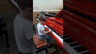 Лев Гайворонский играет Маленький командир С Майкапар