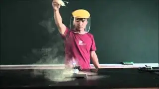 Chemical Demonstration :The dangerous Lycopodium powder explosion (石松粉的粉塵爆炸)