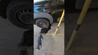 Carro vazando óleo... E eu vazando lágrimas pelo prejuízo.