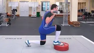Выпады со штангой: 3 варианта и 2 стиля выполнения