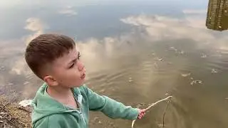 С братом на берегу озера