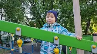 Alex with chupa chups walking on the playground. Alex com chupa chups andando no playground.