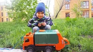 Ребенок убирает мусор за взрослыми. Мусоровоз машинка. Чистый город. Эко воспитание