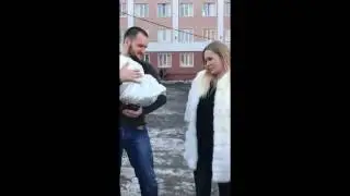 Самсонов встречает жену из роддома