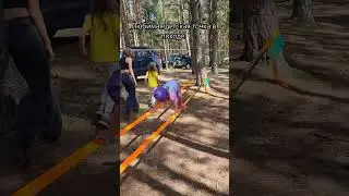 Чем их привлекают эти тросы?) сидели и качались толпой #многодетнаясемья #детскийпоход