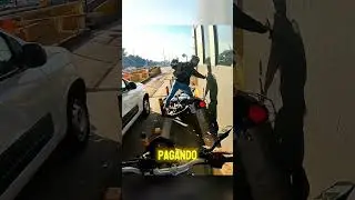 Motociclista Perde O Freio E Acaba Vivendo Uma Situação Muito Estranha.