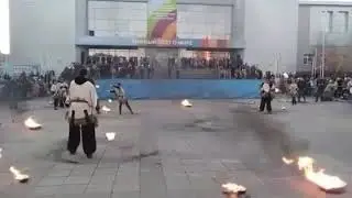 Красивое огненное шоу.
