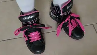 Paper boxes crushing with Skechers