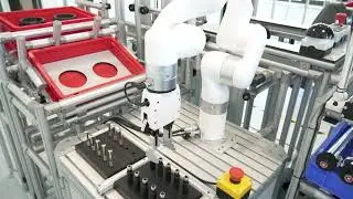 xArm of UFACTORY bestückt Ladungsträger und bedient die Karakuri-Einrichtung | xArm loads carriers