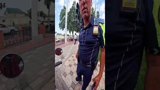 Остановили меня  ДПС рукой (мне стало интересно что же он хочет )