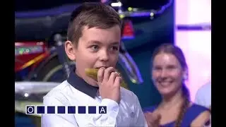 мальчик любит огурец на губах