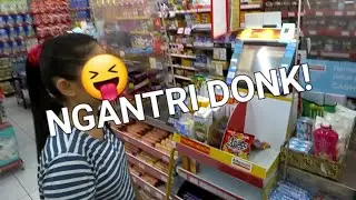 Embak² serobot antrian & ngotot naruh belanjaan di meja kasir. haduh!