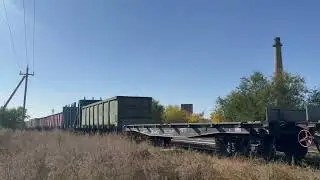 ТЭ33А-0124 с грузовым поездом на перегоне 
