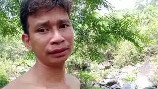 Going to survive in the waterfall to catch crabs to eat