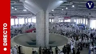Peregrinos musulmanes lanzan piedras durante el ritual de 