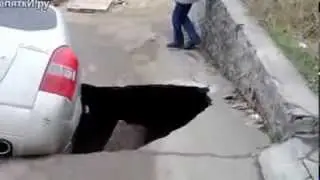 Машина под асфальт провалилась