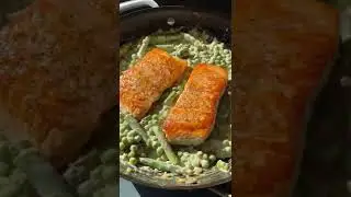 Запеченный лосось  с весенним горошком и Лимонно-сливочным соусом